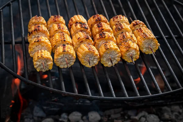 Mazorca Maíz Fresca Parrilla Hoguera Con Llamas Parrilla Con Fuego — Foto de Stock