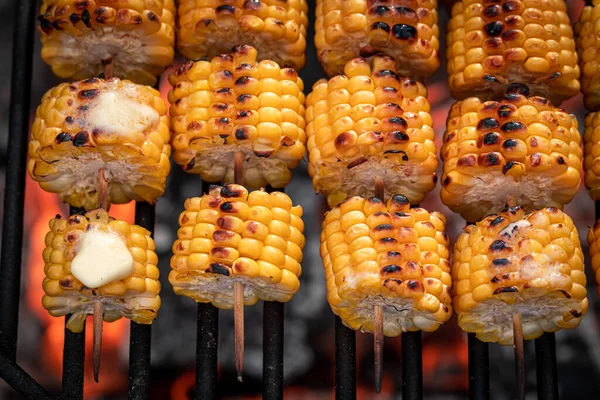 Mazorca Maíz Fresca Parrilla Con Mantequilla Derretida Fuego Maíz Relleno — Foto de Stock