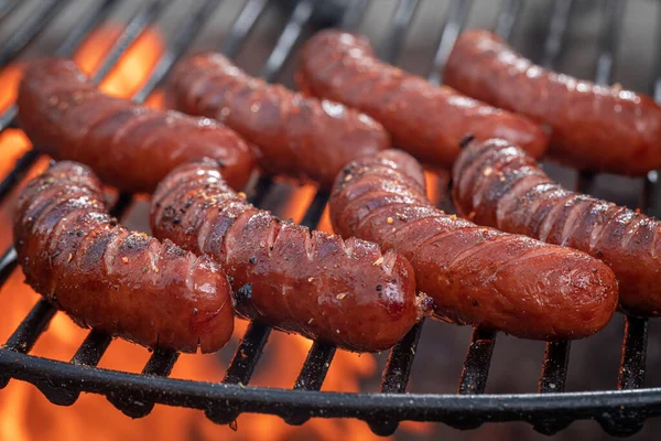 Forró Sült Kolbász Fűszeres Fűszerekkel Sült Kolbász Grillsütőn Lángokkal — Stock Fotó