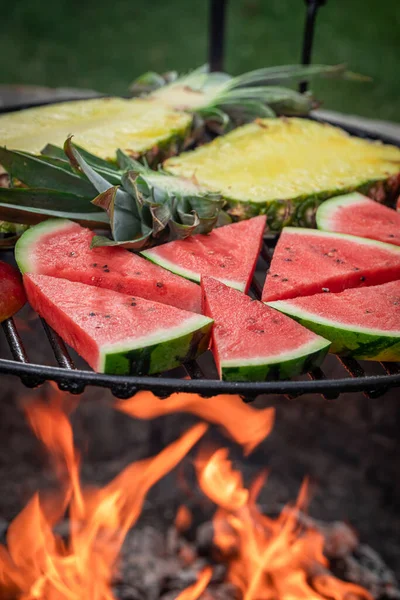 Sweet Sear Watermelon Pineapple Grill Grate Fire Roasted Watermelon Pineapple — Stock Photo, Image