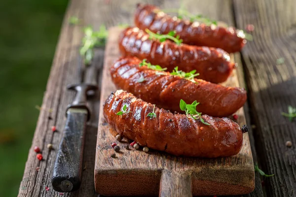 Saucisses Grillées Épicées Sur Assiette Bois Dans Jardin Saucisses Grillées — Photo