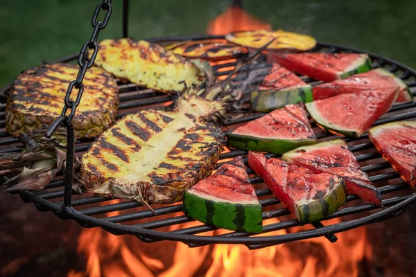 Meleg Pörkölt Görögdinnye Ananász Nyári Kertben Grill Tűzön Pörkölt Trópusi — Stock Fotó