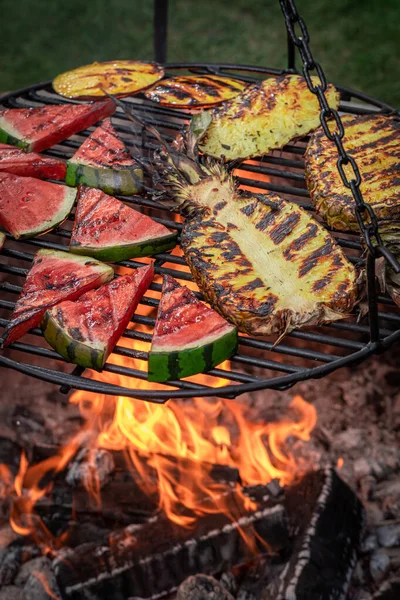 Anguria Arrosto Calda Ananas Alla Griglia Grattugiare Con Fuoco Ananas — Foto Stock