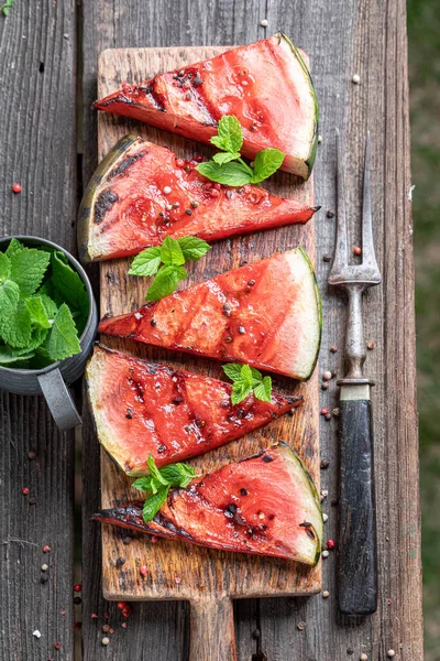Hausgemachte Geröstete Wassermelone Mit Rotem Pfeffer Und Minze Geröstete Wassermelone — Stockfoto