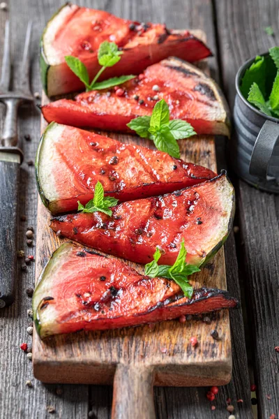 Hausgemachte Geröstete Wassermelonen Grill Mit Feuer Grillen Gegrillte Wassermelone Auf — Stockfoto