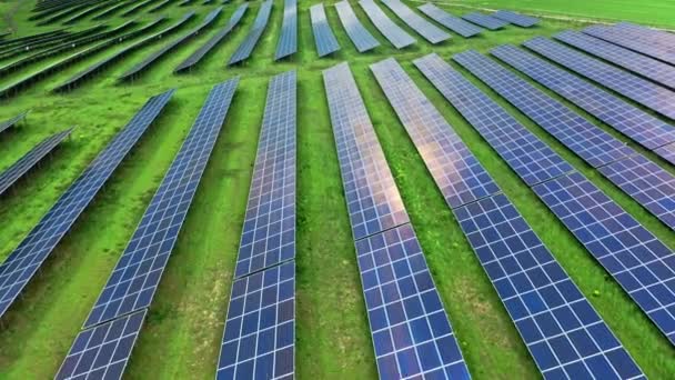 将光生伏打农场作为可再生能源的空中观点. — 图库视频影像