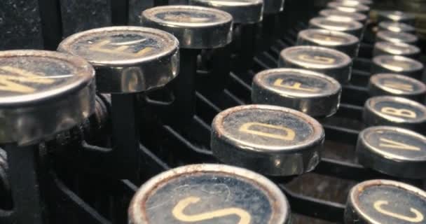 Närbild av antik skrivmaskin. Tangentbord för skrivmaskin. Kontorsutrustning. — Stockvideo