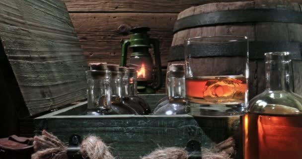 Een glas whisky. Handgemaakte cognac in oude distilleerderij magazijn. — Stockvideo