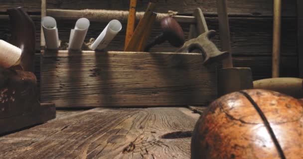 Banco de trabajo de carpintería vintage. con tampers, cinceles y planos. — Vídeos de Stock