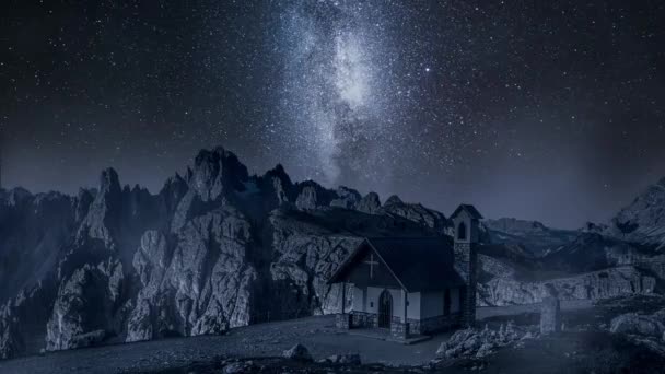 Lattea wa sopra piccola cappella nelle Dolomiti, Italia — Video Stock