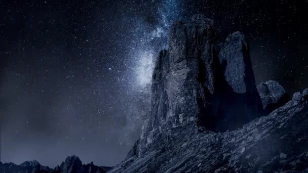 Geceleri Samanyolu Tre Cime 'nin üzerinde, Dolomitler. — Stok video
