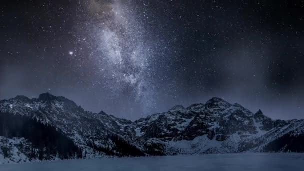 Milky långt över snöiga Tatra berg. Nattvandring i berg. — Stockvideo