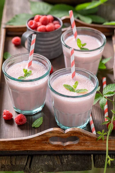 Hemlagad Cocktail Tillagad Säsongens Råvaror Och Mjölk Hallon Smoothie Som — Stockfoto