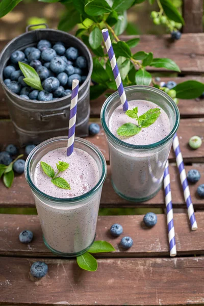 ブルーベリーとヨーグルトで作られた健康的なカクテル 果物や牛乳で作られたブルーベリースムージー — ストック写真