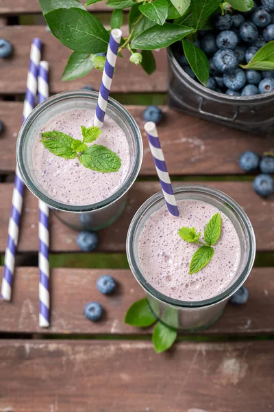 Söt Cocktail Gjord Mjölk Och Färska Bär Blå Smoothie Sommarträdgården — Stockfoto