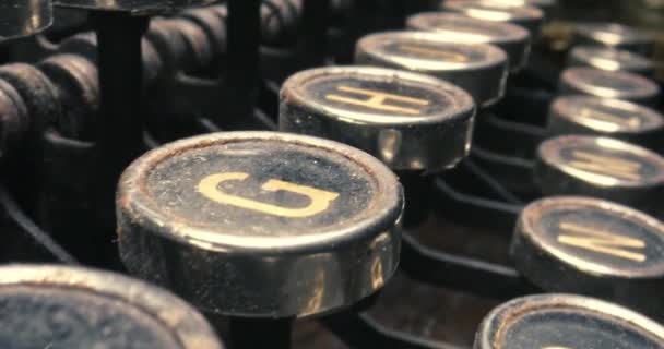 Fechar a máquina de escrever antiga. Teclado da máquina de escrever. Equipamento de escritório. — Vídeo de Stock