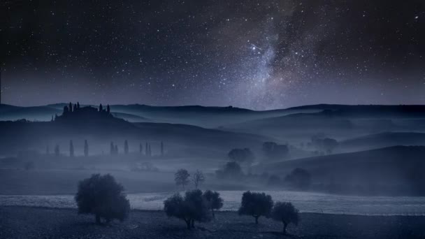 Vía Láctea y estrellas cayendo sobre el valle en Toscana, Italia — Vídeos de Stock