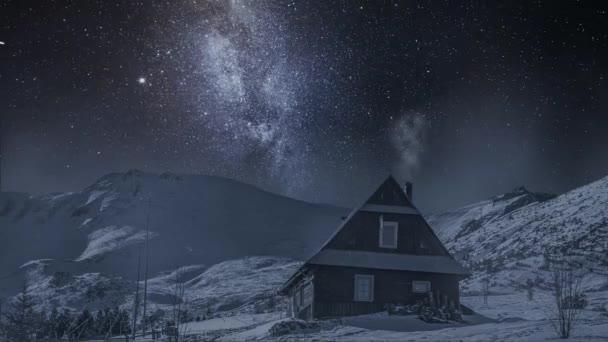 Vía Láctea sobre el valle de Gasienicowa en las montañas de Tatra en invierno — Vídeos de Stock