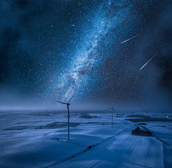 Звезды Над Снежным Полем Ветряной Турбиной Зимнее Небо Ночью Альтернативная — стоковое фото