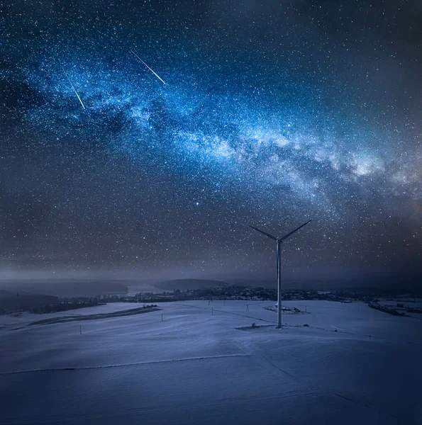Млечный Путь Над Полем Ветряная Турбина Зимой Альтернативная Энергия Зимой — стоковое фото