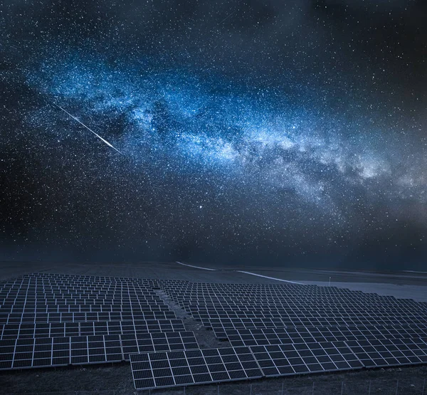 Млечный Путь Над Полем Солнечными Батареями Ночью Чистая Энергия Сельской — стоковое фото