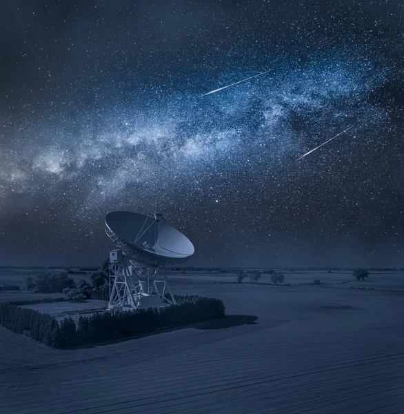 Астрономическая Обсерватория Млечный Путь Падающими Звездами Над Ночью Астрономическая Обсерватория — стоковое фото