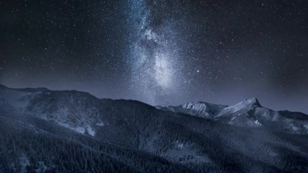 Timelapse av Tatrabergen med mjölkaktig sätt och fallande stjärnor — Stockvideo