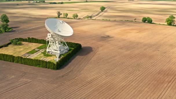 Observatorio astronómico sobre marrón archivado en Polonia. — Vídeo de stock