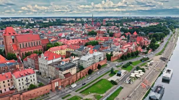 Summer view of Torun old town and Jozef Pilsudski bridge. — Stock Video