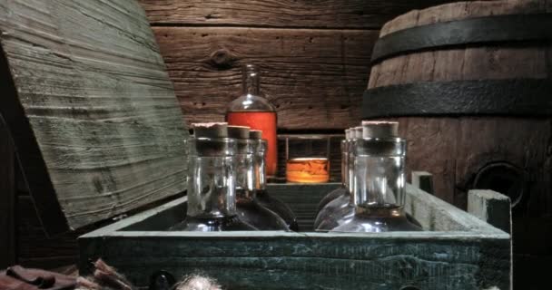 Single Malt Whisky in einem alten Brennereilager. Glas Cognac. — Stockvideo