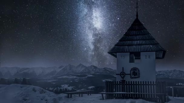 Timelapse de la Vía Láctea y montañas nevadas de Tatra, Polonia — Vídeos de Stock