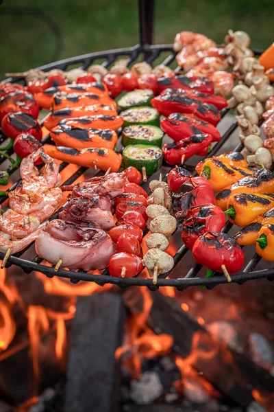 Varma Och Färska Rostade Shashlik Bakade Eld Grillad Grillspett Med — Stockfoto