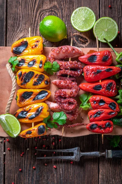 用辣椒 西红柿和西葫芦烤热烤架 夏天用香草和胡椒粉烤什锦 — 图库照片
