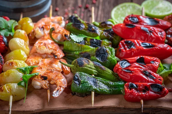 Espetos Assados Quente Feitos Ingredientes Coloridos Verão Shashlik Grelhado Com — Fotografia de Stock