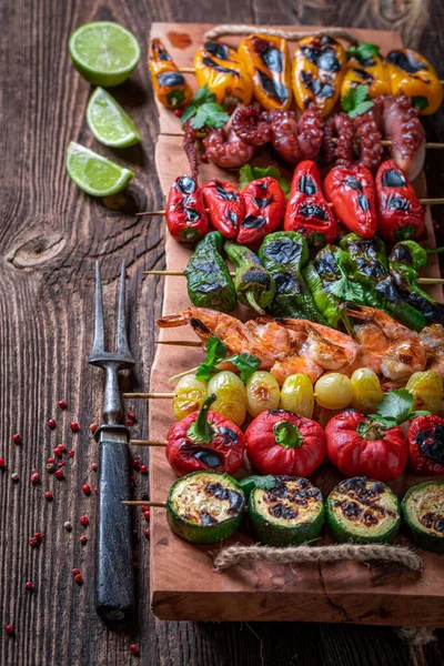 地中海の魚介類や野菜で作られた健康的なグリル串 焼き野菜やエビとシャシュリック — ストック写真