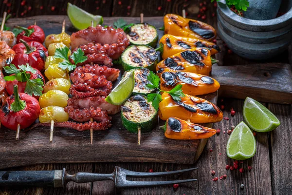 Hot Roasted Skewer Served Fresh Lime Coriander Roasted Shashlik Mediterranean — Stock Photo, Image