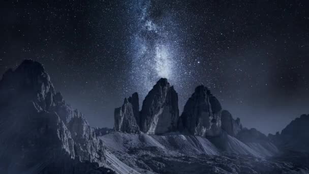 Timelapse av mjölkaktig väg över Tre Cime på natten, Dolomiterna — Stockvideo