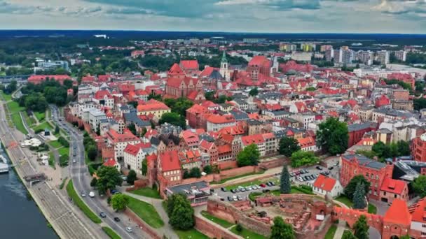 Summer view of Torun old town and Jozef Pilsudski bridge. — Stock Video