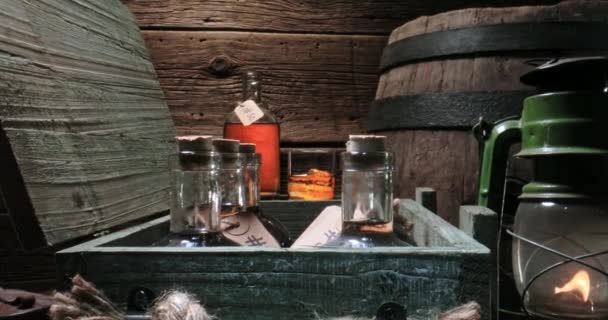 Złota whisky w szklance i butelce w starym magazynie gorzelniczym. — Wideo stockowe