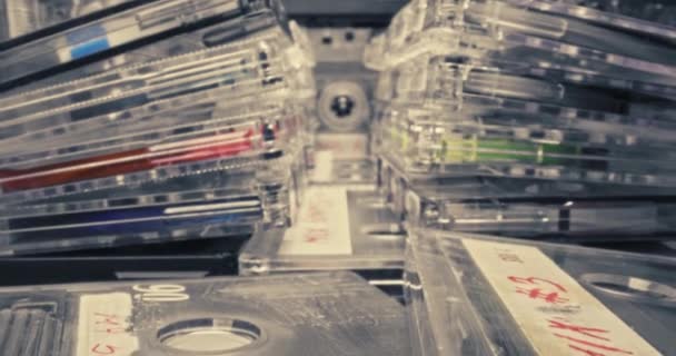 Spelare med snurrande ljudkassett. Vintage kassett och spelare. — Stockvideo