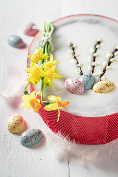 Delicioso Pastel Pascua Hecho Con Narcisos Amarillos Pastel Chocolate Pascua —  Fotos de Stock