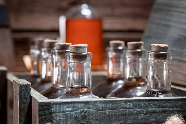 Yıllanmış Viski Içinde Içki Şişeleri Olan Ahşap Kutu Eski Bir — Stok fotoğraf
