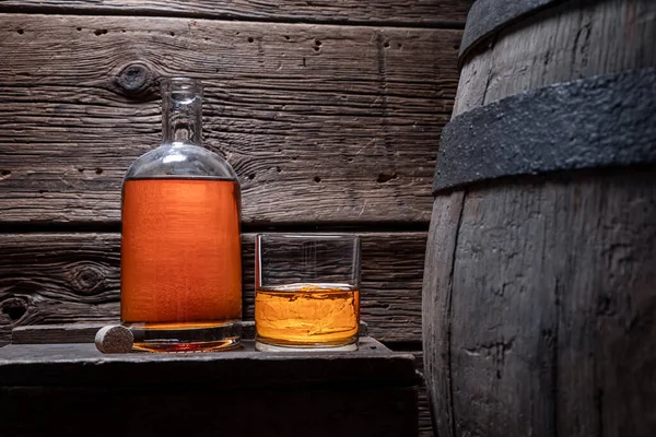 Golden Brendy Geëtiketteerd Verscheept Uit Oude Distilleerderij Glas Whisky Met — Stockfoto