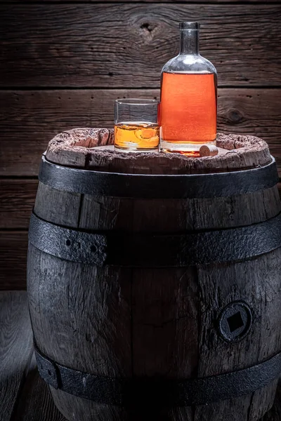 Nobile Cognac Nel Magazzino Della Distilleria Scura Bicchiere Whisky Con — Foto Stock