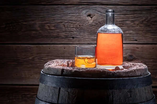 Dorato Vecchio Brendy Conservato Nella Vecchia Distilleria Bourbon Con Ghiaccio — Foto Stock