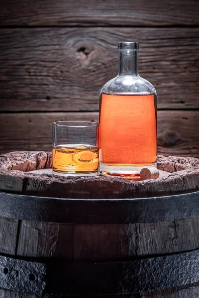 Oude Nobele Brendy Geëtiketteerd Verscheept Uit Oude Distilleerderij Glas Whisky — Stockfoto