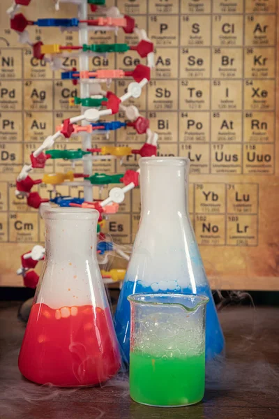 Testando Reações Químicas Laboratório Escolar Com Modelo Dna Aulas Química — Fotografia de Stock