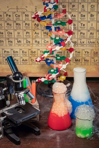 Kémiai Vizsgálatok Egyetemi Laboratóriumban Mikroszkóppal Mikroszkóppal Dns Modellel Ellátott Kémiai — Stock Fotó
