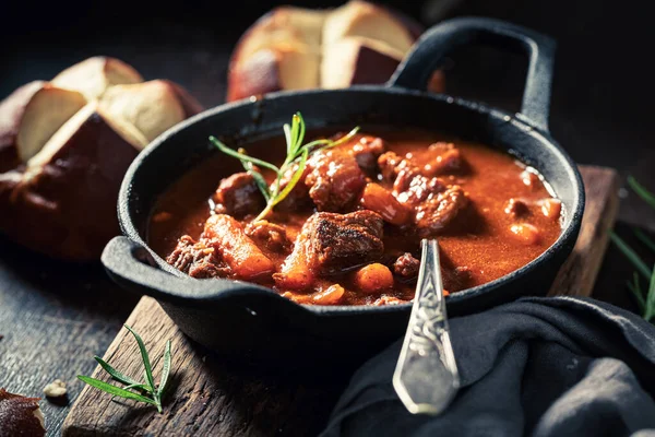 Goulash Caliente Sabroso Servido Con Panecillos Calientes Frescos Plato Oscuro —  Fotos de Stock