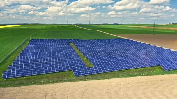 Stora och blå solpaneler som utsläppsfri energi. — Stockvideo
